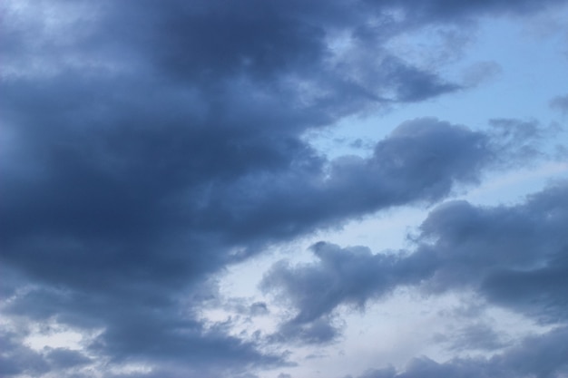 De lourds nuages gris dans le ciel