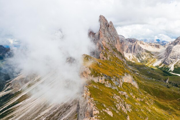 De lourds nuages plane sur la chaîne de montagnes de Seceda dans les Alpes italiennes.