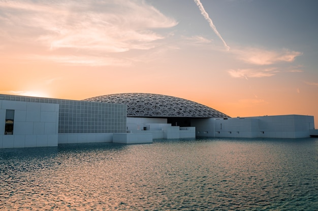 Louvre, Abu Dhabi, Emirats Arabes Unis - 10 mai 2020. Le célèbre musée du Louvre de l'architecte français Jean Nouvel - vue panoramique depuis la tribune au coucher du soleil.