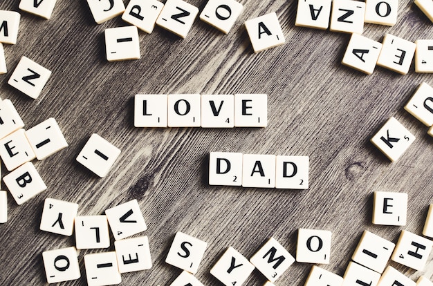 LOVE DAD word sur des cubes en bois sur fond de bois