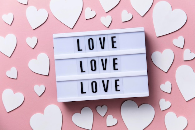 Love lightbox message avec des coeurs blancs sur fond rose