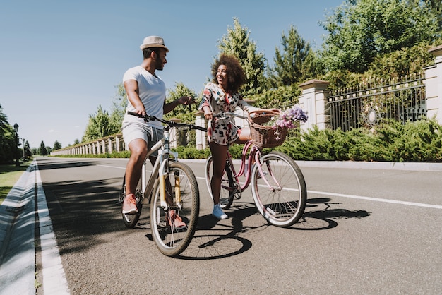 Love Story sur route avec vélo et belle femme.