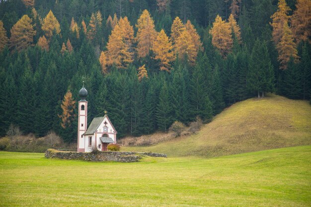 Lovey petite église St. Johann dans la vallée de Funes, Bolzano, Italie.