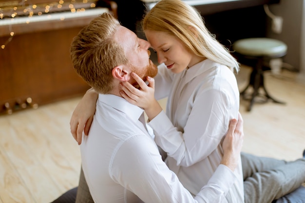 Loving jeune couple s&#39;embrassant dans la chambre