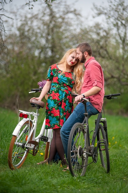 Loving jeune couple avec des vélos