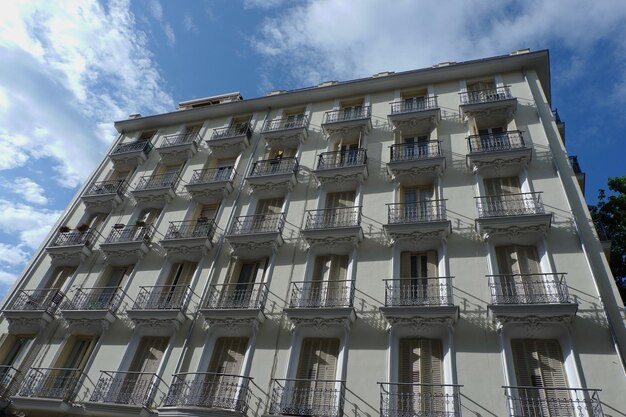 Low angle view at chic immeuble résidentiel du centre-ville de Madrid Espagne