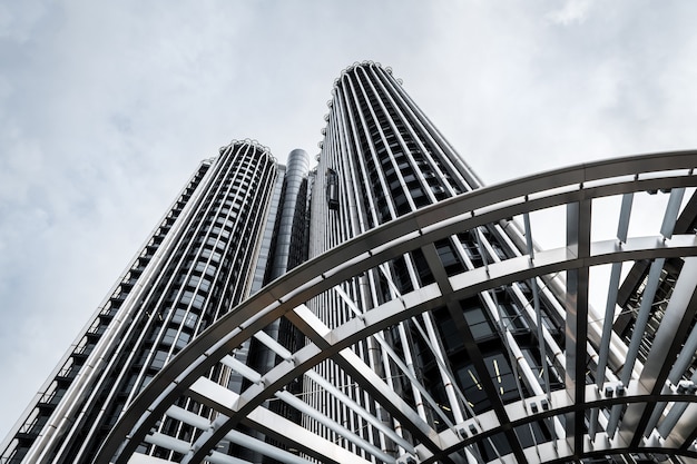 Low-angle view d'un gratte-ciel moderne (Torre Europa) dans le quartier des affaires AZCA à Madrid, Espagne.