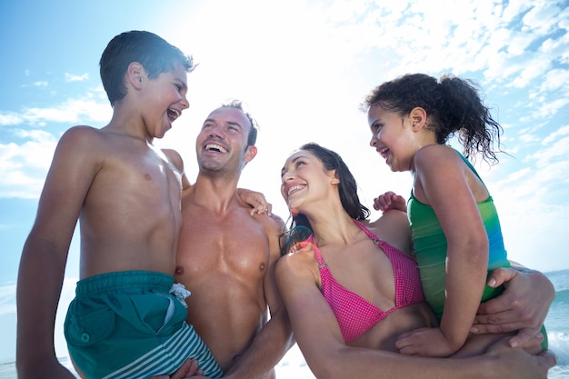 Low angle view of happy family contre le ciel