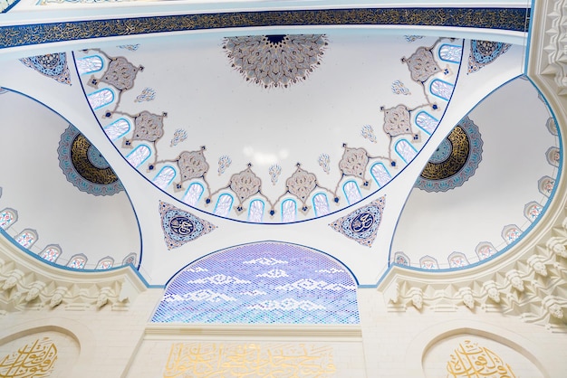 Photo low angle view of plafond avec ornementation dans la mosquée de camlica