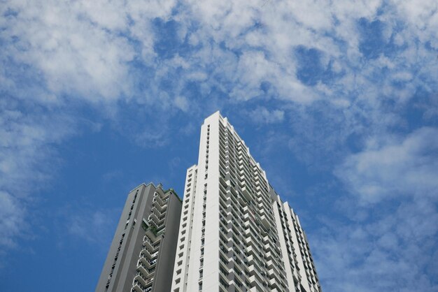 Low angle view of signapore bâtiments résidentiels contre le ciel bleu