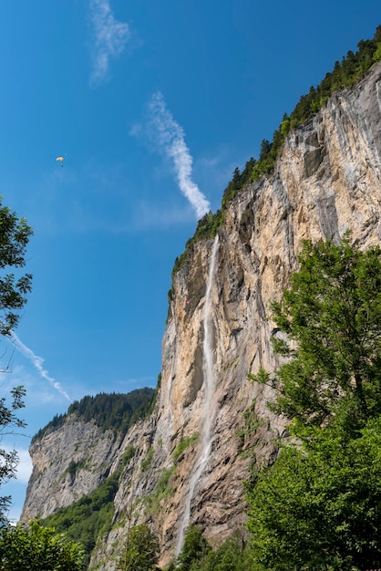 Low Angle View Of Staubbach Falls dans la vallée de Lauterbrunnen sur Mountain Against Sky