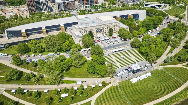 Lower Scioto Greenway devant le bâtiment du Centre de la science et de l'industrie aérien