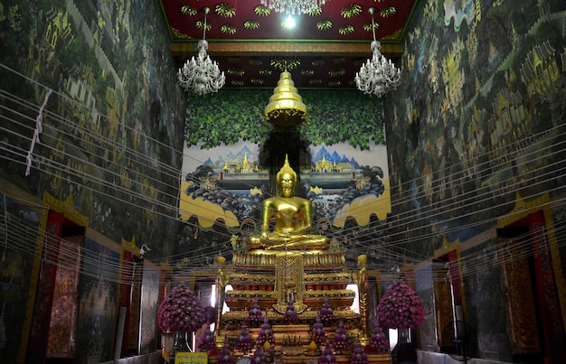Luang Pho Wat Rai Khing est une statue de Bouddha pour les personnes priant au temple Mongkhon Chindaram le 4 novembre 2015 à Nakhon Pathom en Thaïlande