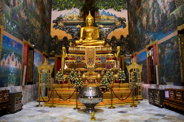 Luang Por Wat Rai Khing bouddha statue de dieu pour les voyageurs thaïlandais voyage visite respect prière bénédiction souhait mythe saint au temple Wat Rai Khing ou Raikhing le 4 novembre 2022 à Nakhon Pathom en Thaïlande