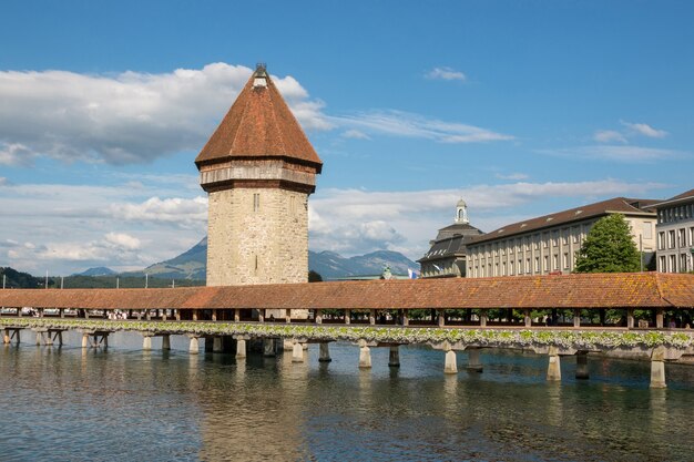 Lucerne, Suisse - 3 juillet 2017 : vue panoramique sur la ville de Lucerne avec le pont de la chapelle et la rivière Reuss. Ciel dramatique et paysage d'été ensoleillé