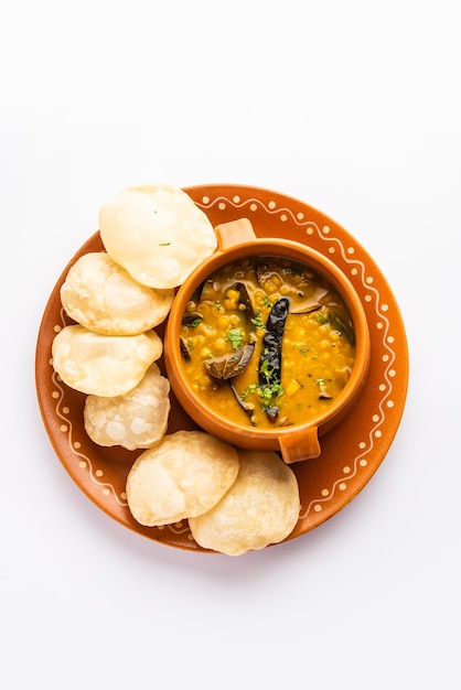 Luchi Cholar Dal ou pain frit à base de farine servi avec du Chana au curry ou du gramme du Bengale