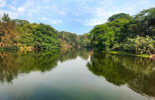 Lucknow, Inde, décembre 2021 : vue panoramique sur le temple Chandrika Devi avec rivière et verdure