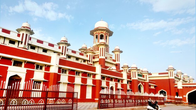 Lucknow, uttar pradesh, inde, 14 juin 2020 : vue sur le bâtiment du patrimoine colonial de la gare de chaarbagh