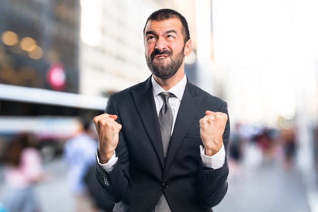 Lucky Businessman En Arrière-plan Non Focalisé