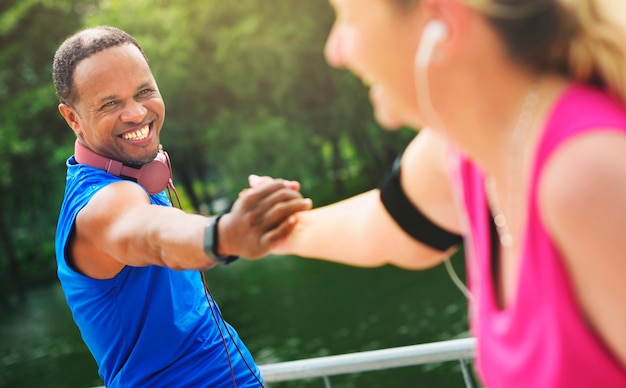 Ludique couple interracial heureux ensemble dans un parc