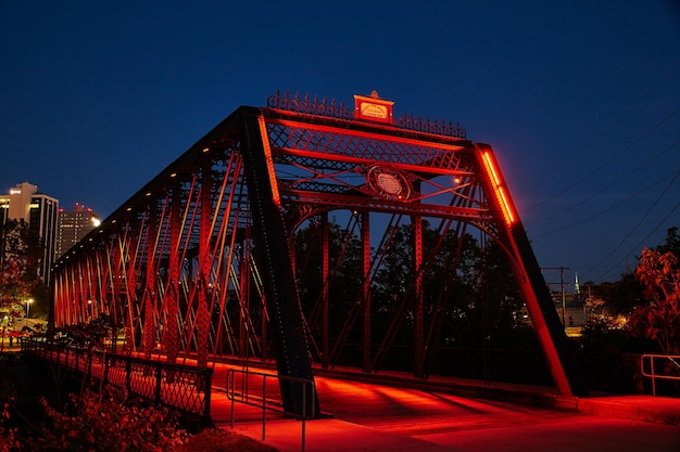 La lueur du crépuscule sur le pont de la rue Wells à Fort Wayne