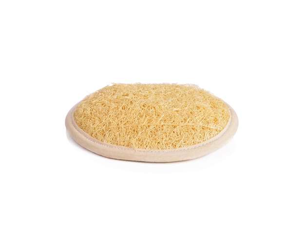 Luffa naturel ou tampon éponge Luffa pour le bain du visage et du corps isolé sur fond blanc