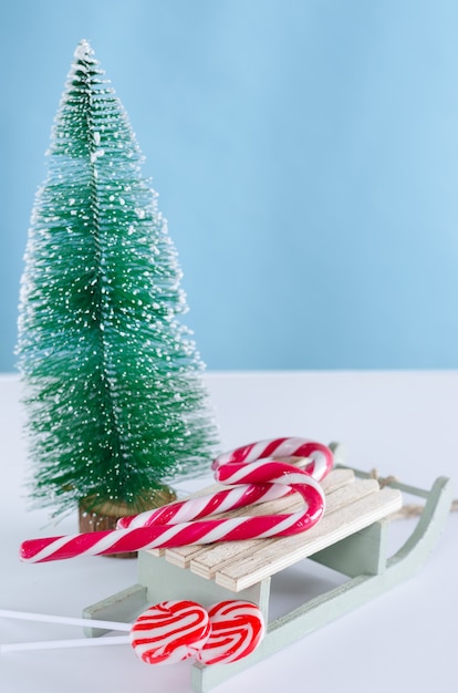 Luge en bois avec cannes de bonbon et arbre de Noël