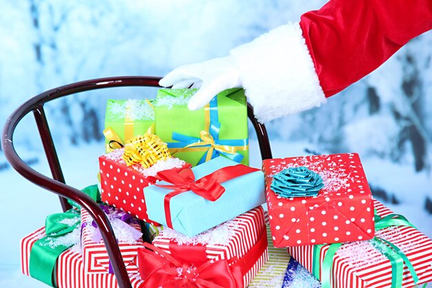 Luge avec des cadeaux de Noël, sur fond d'hiver