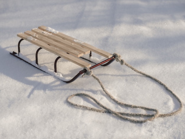 Luge avec corde dans la neige en gros plan d'hiver.