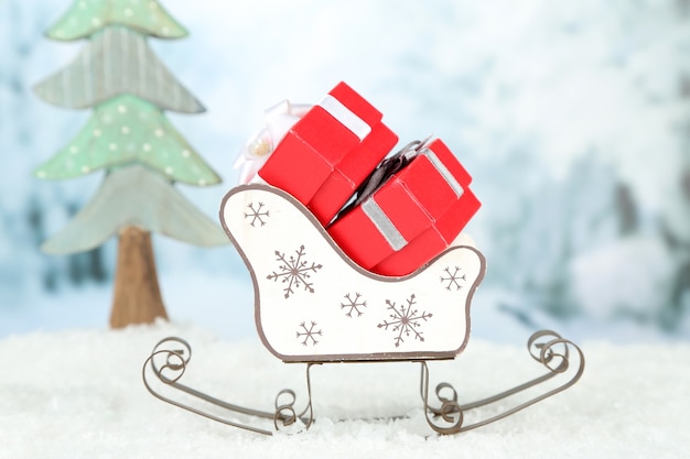 Luge jouet en bois avec des cadeaux de Noël