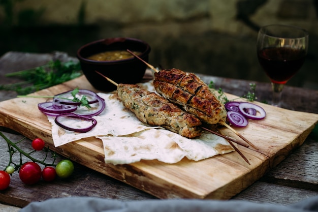 Lula kebab sur pain pita aux légumes