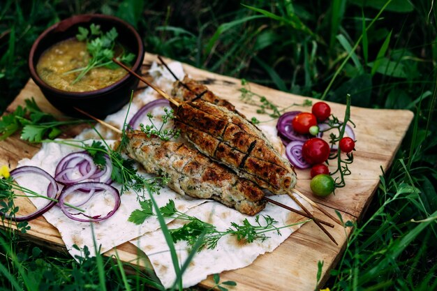 Lula kebab sur pain pita aux légumes