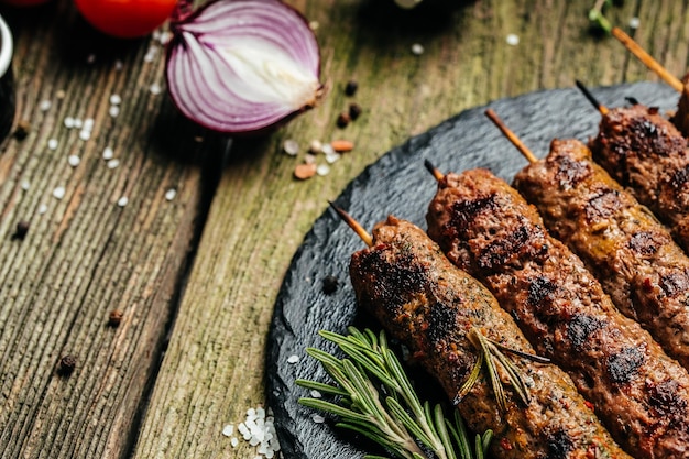 Lula kebab Shish kebab grillé sur un bâton de viande de boeuf et d'agneau turc adana kebab place pour le texte vue de dessus