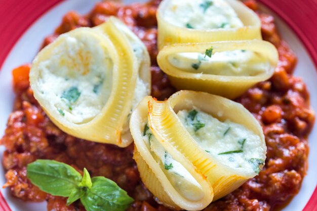 Lumaconi farci de ricotta à la sauce bolognaise