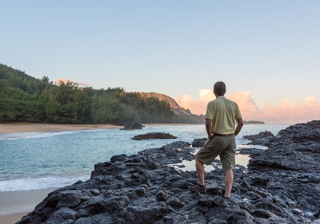 Lumahai Beach Kauai à l'aube avec l'homme