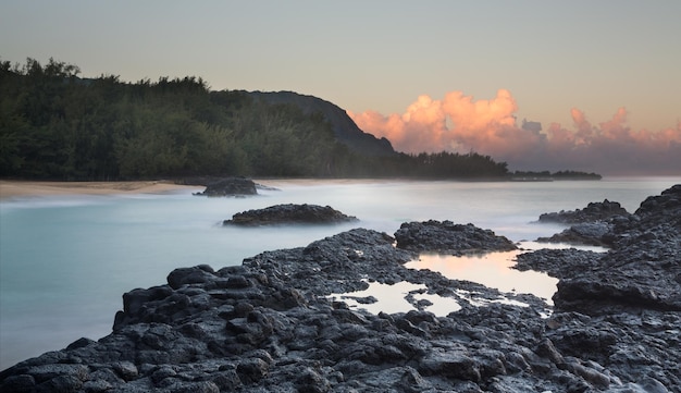 Lumahai Beach Kauai à l'aube avec des rochers