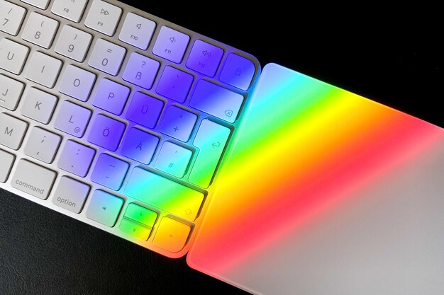 Photo la lumière de l'arc-en-ciel sur le clavier de l'ordinateur