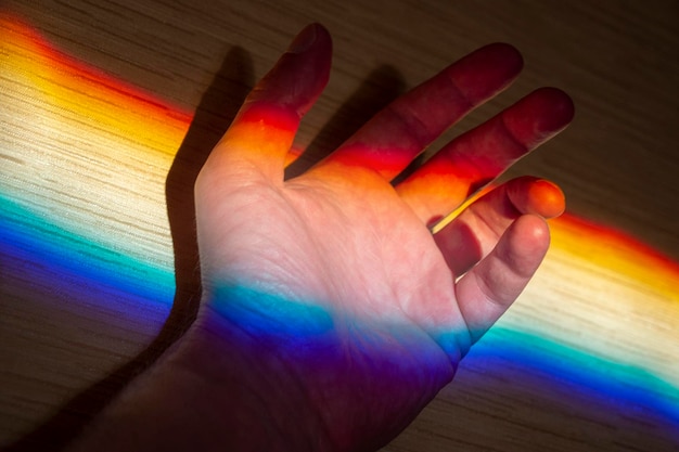 Lumière arc-en-ciel comme diffraction sur une image de concept de créativité de paume