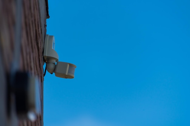 Une lumière blanche de sécurité sur un bâtiment