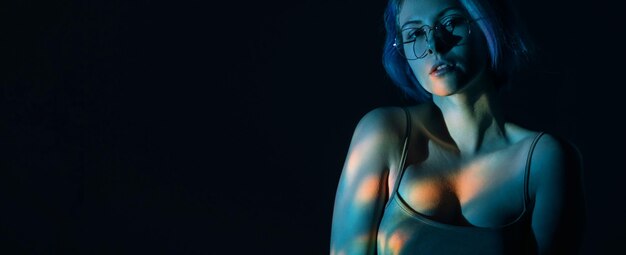 Lumière bleue de bannière de mode portrait femme sensuelle