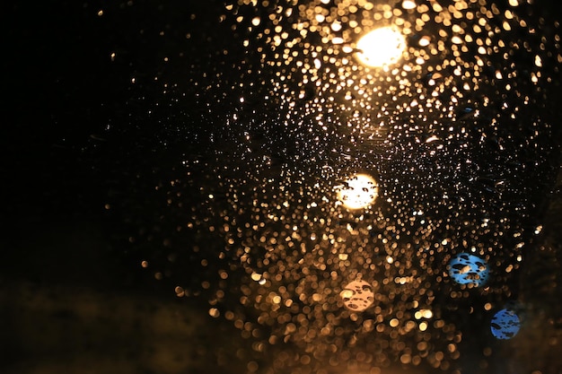 Lumière bokeh du pare-brise de la voiture quand il pleut