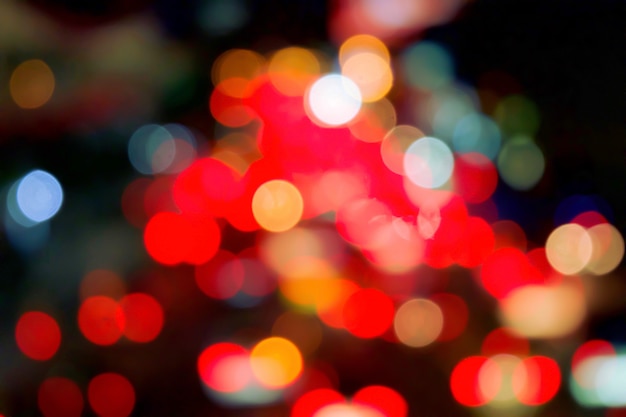 Lumière bokeh rouge de voiture sur la route dans la ville pendant la nuit. Défocalisé du trafic de nuit.