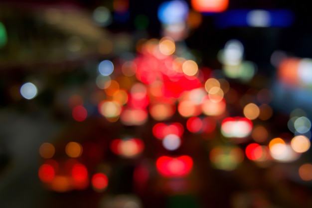 Lumière bokeh rouge de voiture sur la route dans la ville pendant la nuit. Défocalisé du trafic de nuit.