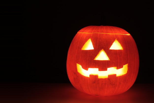 Lumière de bougie dans une citrouille d'Halloween