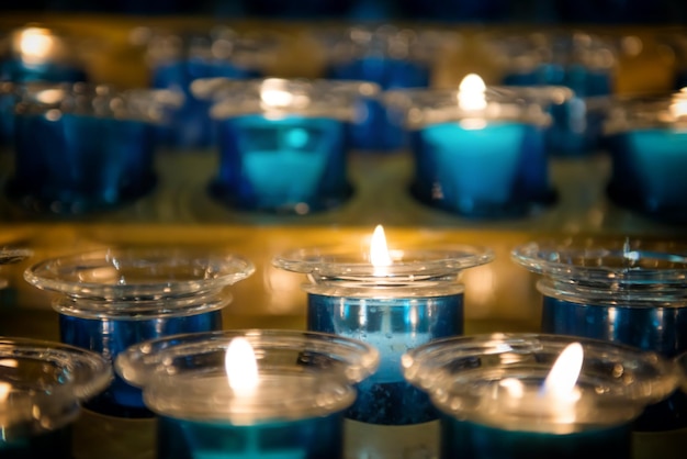 Lumière de bougie dans l'église comme fond de Noël de vacances