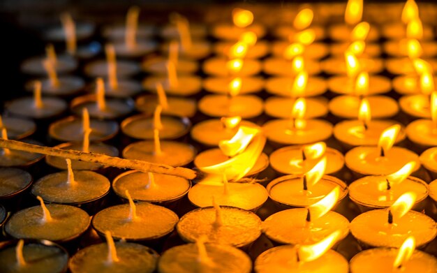 Lumière de bougie d'huile brûlante paisible à Swayambhunath stupa Katmandou Népal