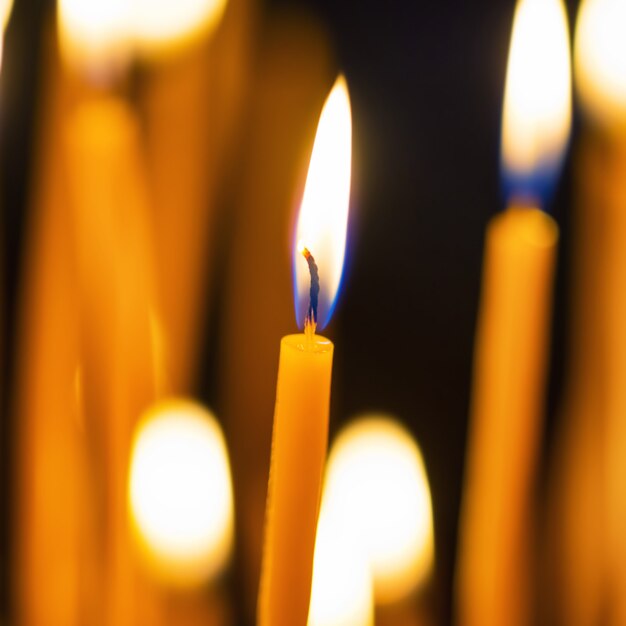 Lumière de bougies dans l'église sur fond noir