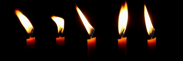 La lumière des bougies est isolée sur le noir.