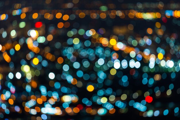 Lumière colorée Abstrait bokeh circulaire de la ville au fond de la nuit.