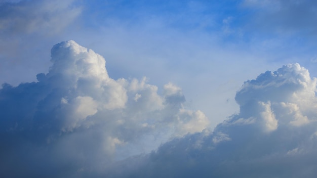 Photo lumière dans les nuages dans le ciel bleu nuages du ciel beau mouvement des nuages dans le ciel